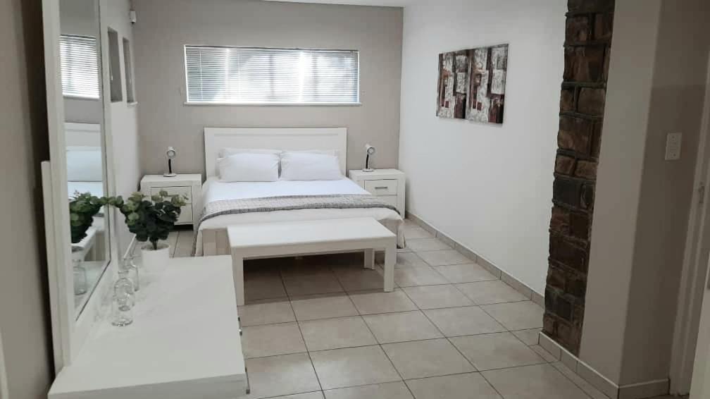 Feather Self Catering Accommodation Windhoek Exteriér fotografie