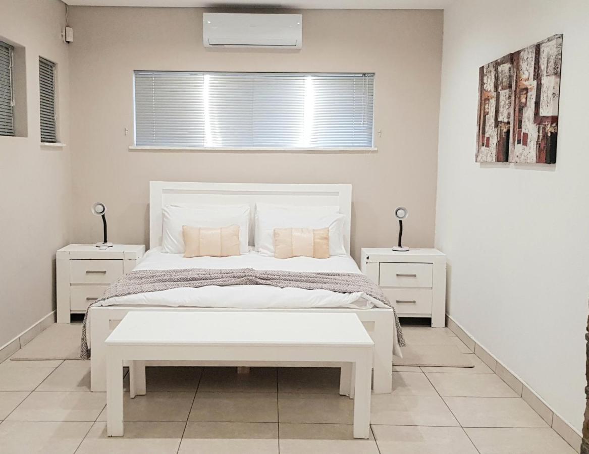 Feather Self Catering Accommodation Windhoek Exteriér fotografie